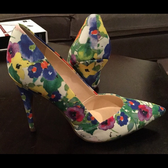 guess floral pumps